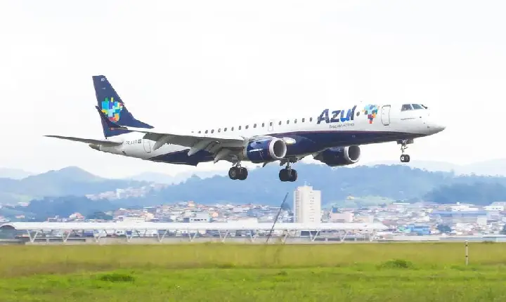 Homem finge ser piloto da Gol e pede para entrar em cabine da Azul durante voo; comissários perceberam e negaram acesso