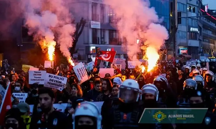 Mais de 50 pessoas são presas na Turquia em investigação contra prefeito de Istambul