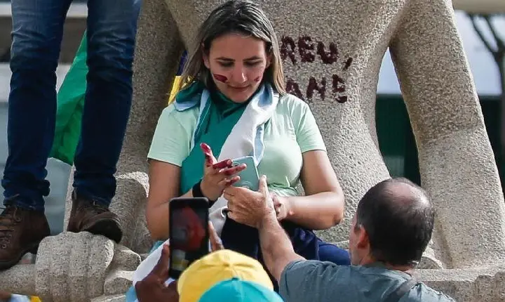 STF condena a 14 anos de prisão cabeleireira que pichou estátua