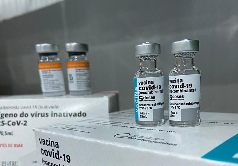 Anvisa autoriza e São Paulo aplica vacinas COVID vencidas na população