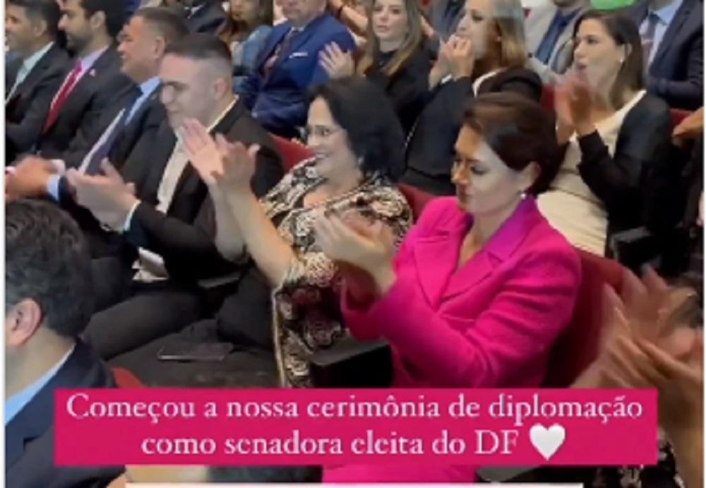 Michelle Bolsonaro é aplaudida de pé na cerimonia de diplomação de governadores, deputados e Michelle Bolsonaro é aplaudida de pé na cerimonia de diplomação de governadores, deputados e