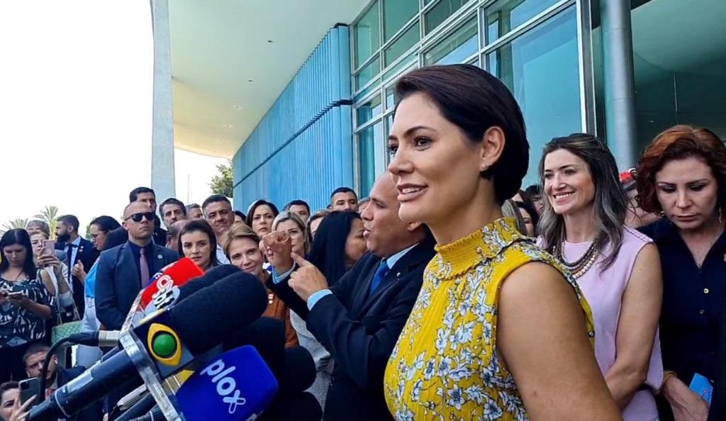 Após ser acusada de fazer Caixa 2, Michelle Bolsonaro publica arquivos de notas fiscais e silencia oposição (veja)