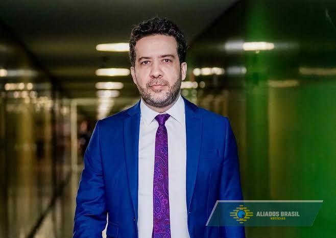 Deputado André Janones é alvo de polêmica por suposta prática de rachadinha