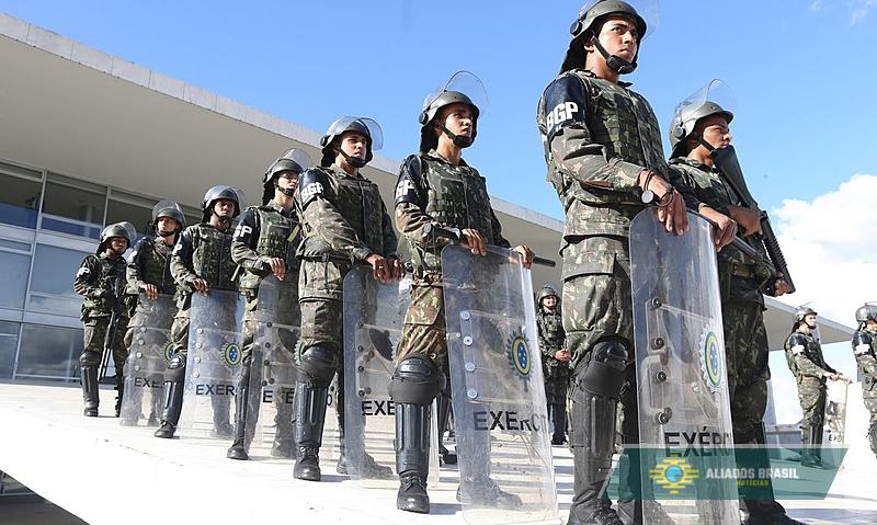 Militares fora da Política