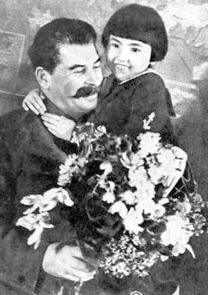 Stalin recebe flores de Engelsina Markizova, em 1936