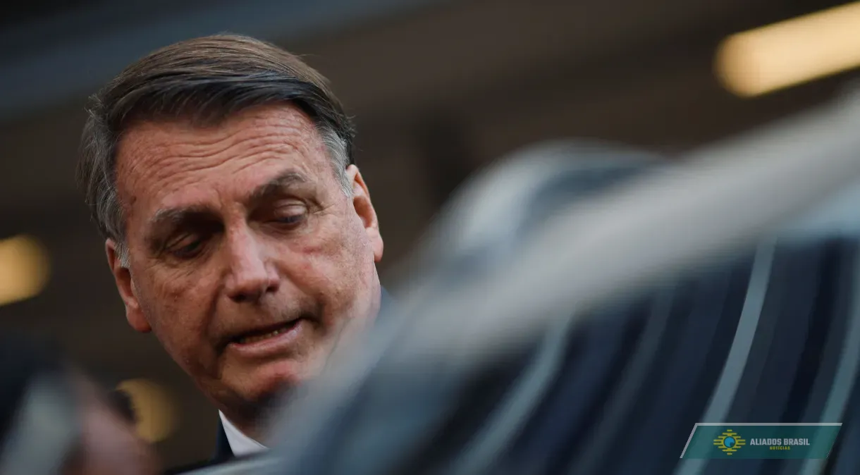 Bolsonaro decide contestar medidas restritivas e pedirá devolução do  passaporte - Aliados Brasil