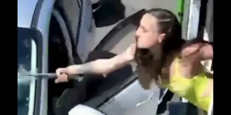 Atendente quebra para-brisa de carro de cliente ap&oacute;s sofrer amea&ccedil;a; VEJA  V&Iacute;DEO - Aliados Brasil