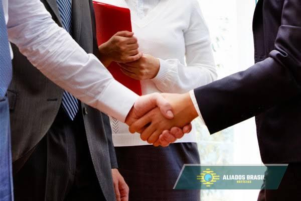 Do controle da velha política à esquizofrenia coletiva