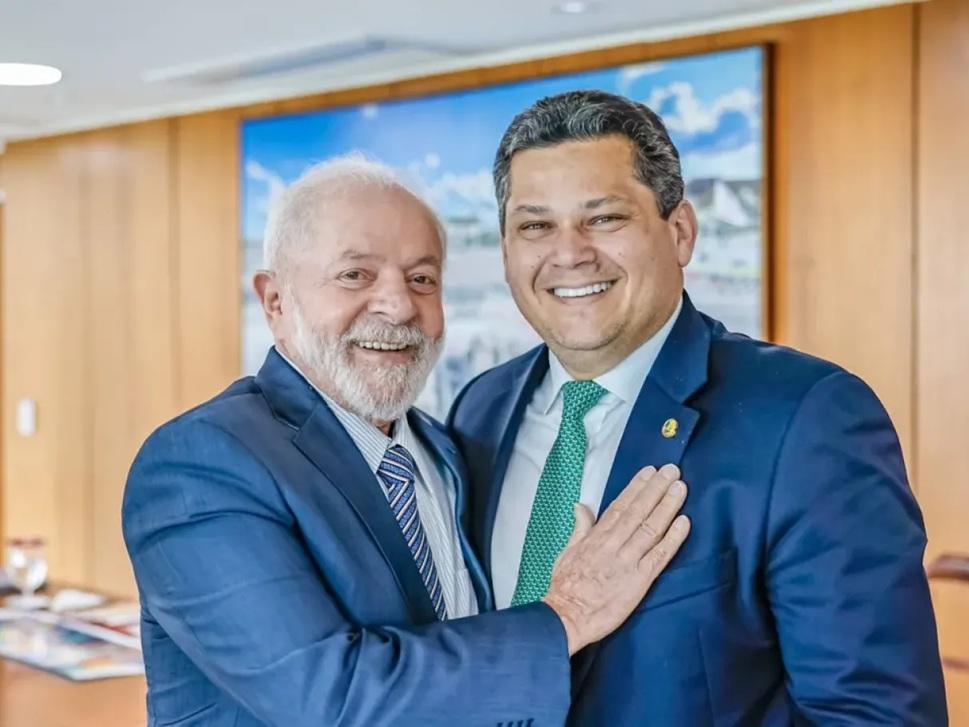 Governo paga quase meio bilhão em emendas em um dia; Alcolumbre foi quem mais recebeu