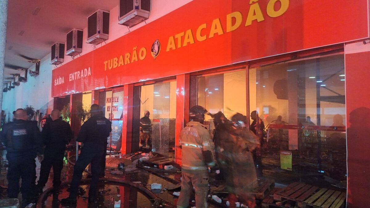 Incêndio atinge Atacadão em Caxias, RJ, e loja é saqueada; VÍDEO