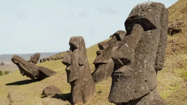 A lenta destruição das estátuas gigantes na Ilha de Páscoa: 'Um dia voltarão ao oceano'