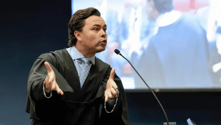 Advogado diz que acionará OAB após ser silenciado por Moraes