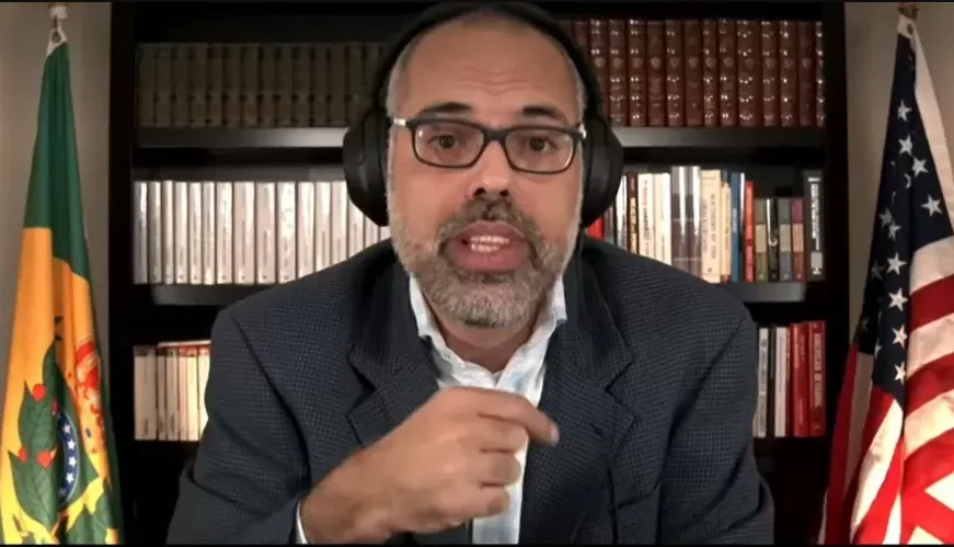 Allan dos Santos se manifesta sobre prisão de Carla Zambelli