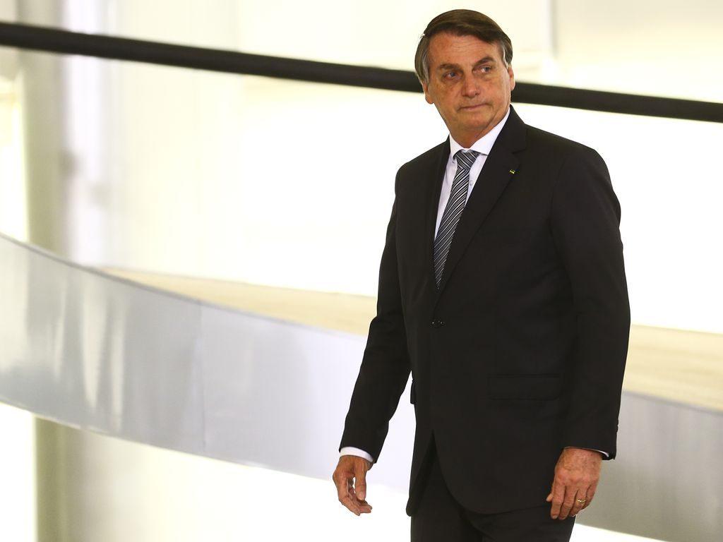 Alvo da PF, Bolsonaro é proibido de se aproximar de embaixadas, usar redes sociais e passará a usar tornozeleira