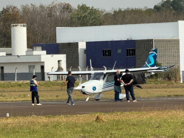 Após dano em trem de pouso, avião faz pouso de emergência