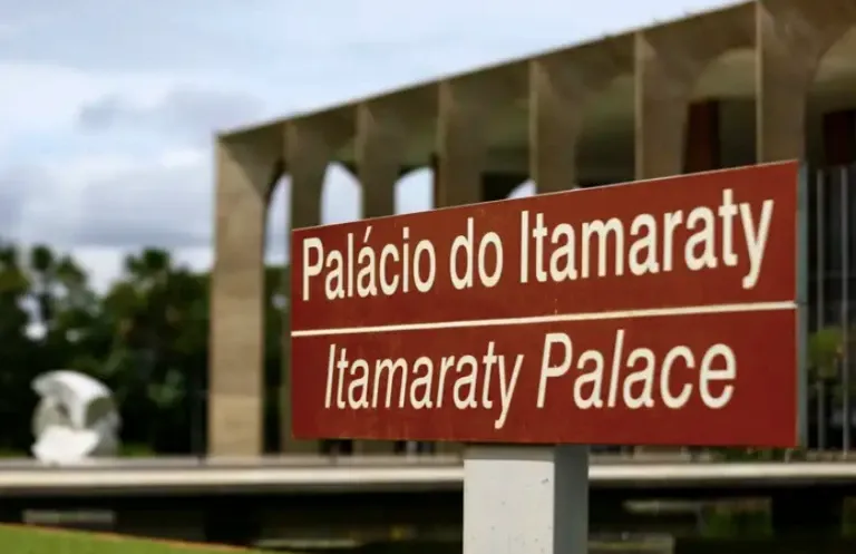 Após nota sobre Bolsonaro, gestão Lula chama encarregado dos EUA