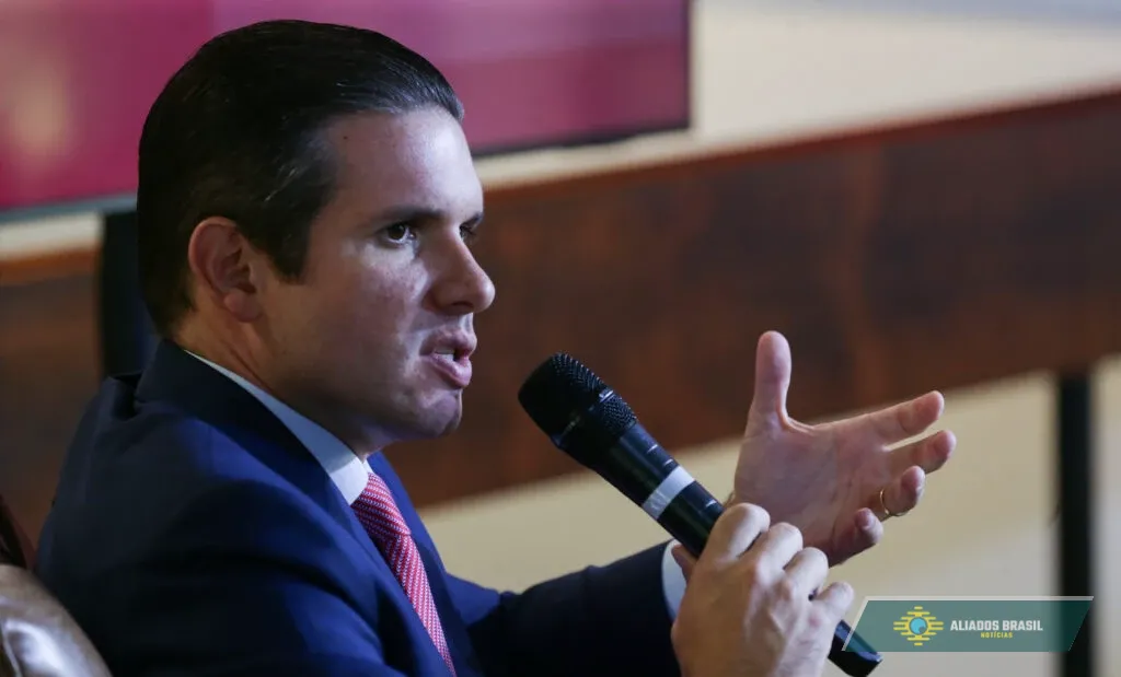 Após ordem do STF, Motta declara perda de mandato de 7 deputados