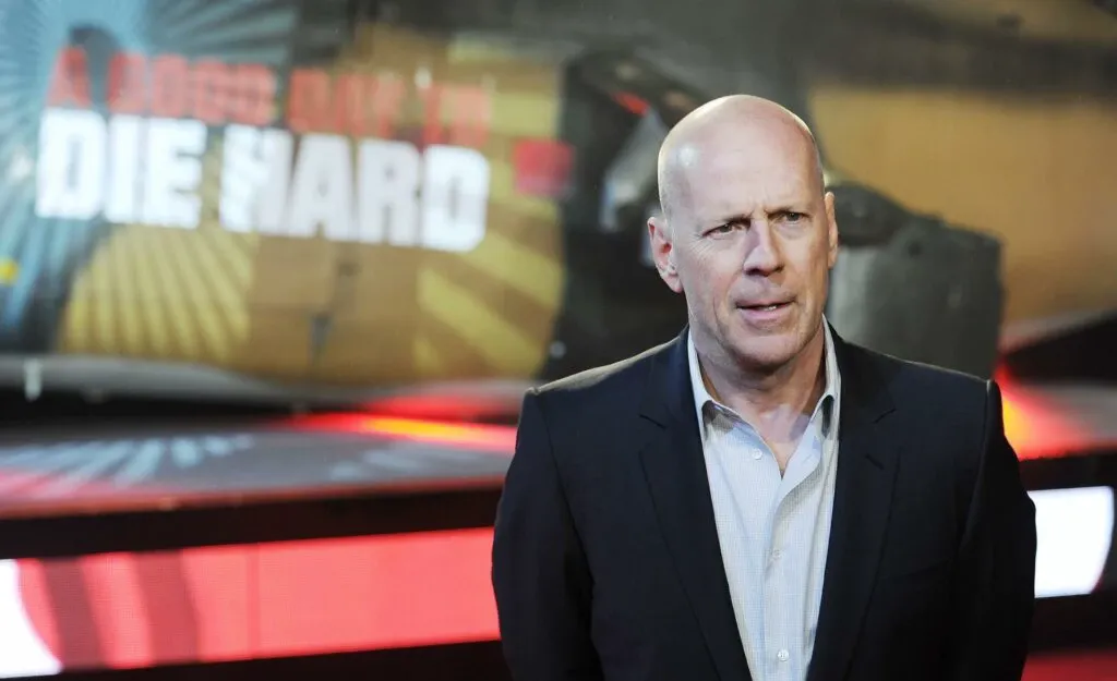 Ator Bruce Willis tem piora e não consegue mais falar, ler ou andar