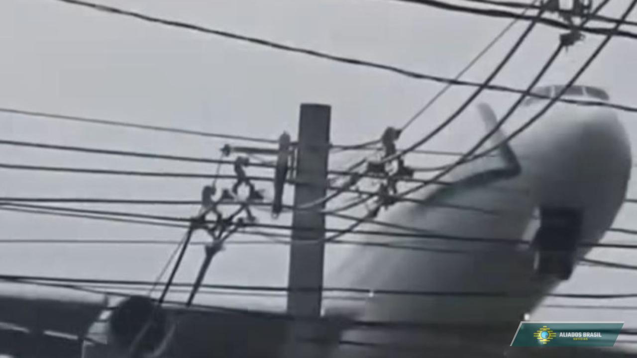 Avião assusta moradores com decolagem baixa em Guarulhos; VEJA VÍDEO