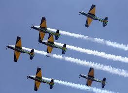 Avião da Esquadrilha da Fumaça cai após colisão no ar durante treino no interior de SP