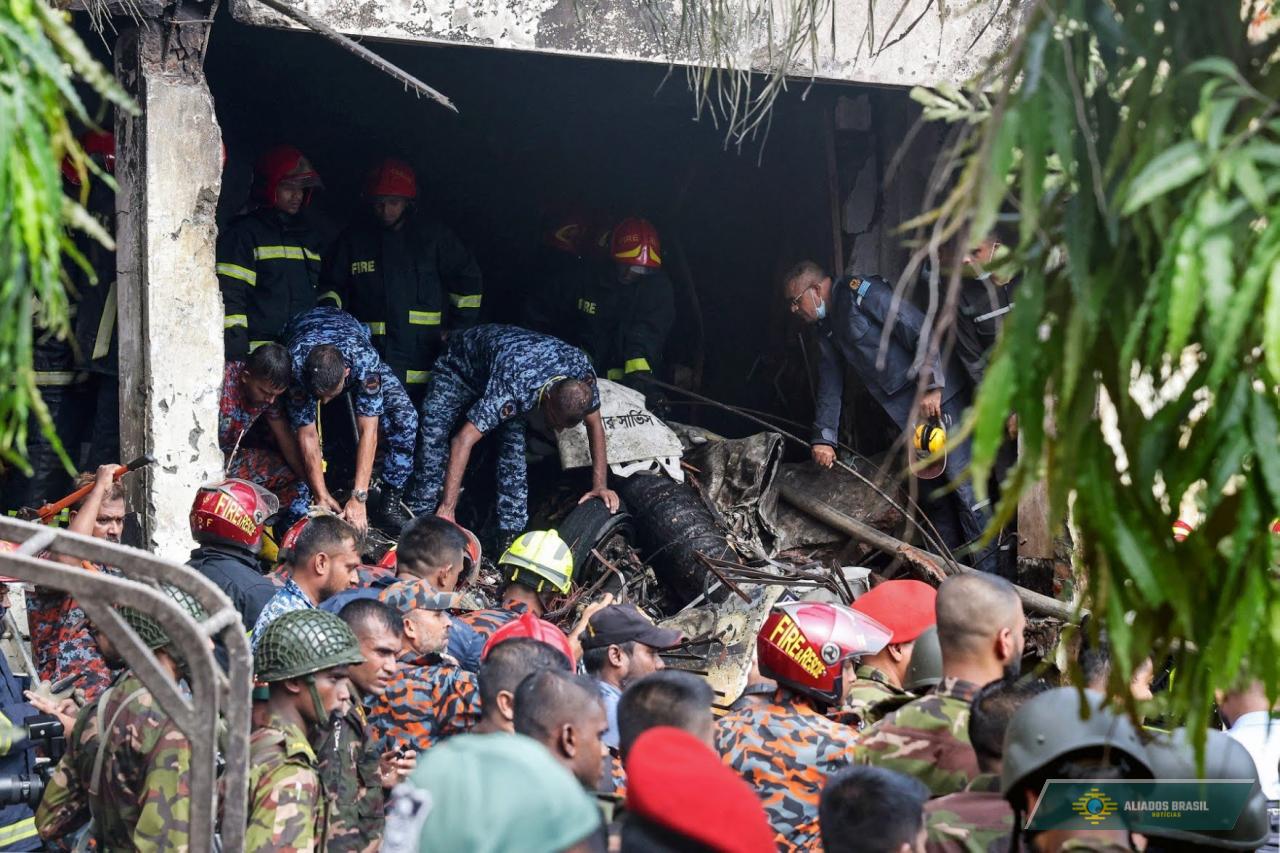 Avião da Força Aérea de Bangladesh cai em escola e deixa pelo menos 19 mortos