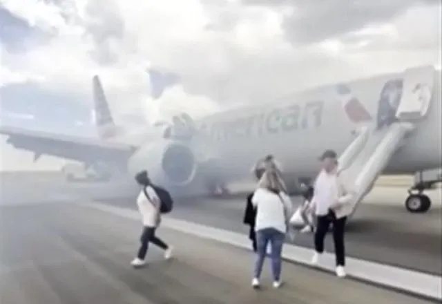 Avião é evacuado após falha no trem de pouso e princípio de incêndio nos EUA