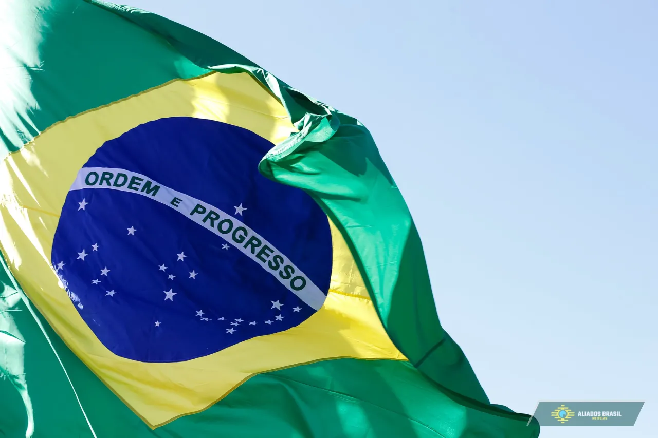 Bandeira do Brasil em vermelho é retirada de festival do SESC pela GCM
