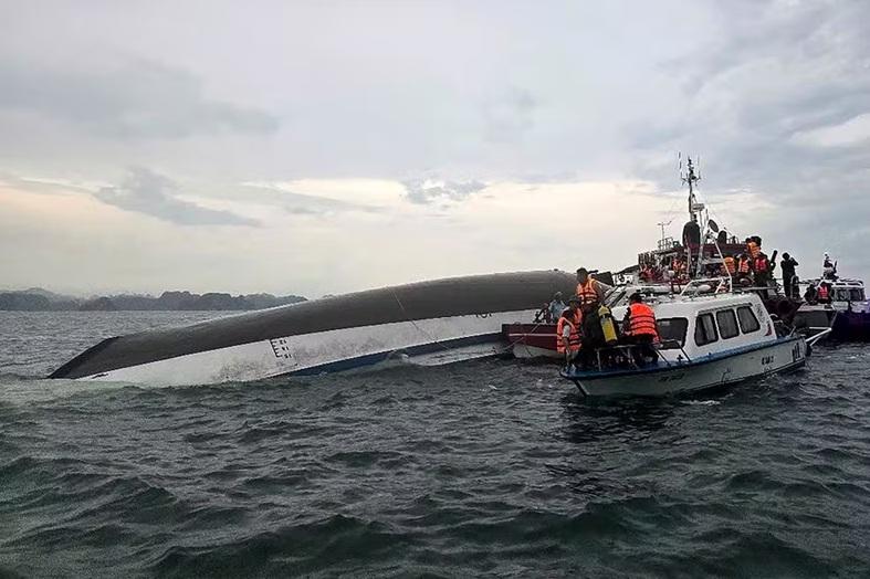 Barco turístico vira durante tempestade e deixa dezenas de mortos no Vietnã