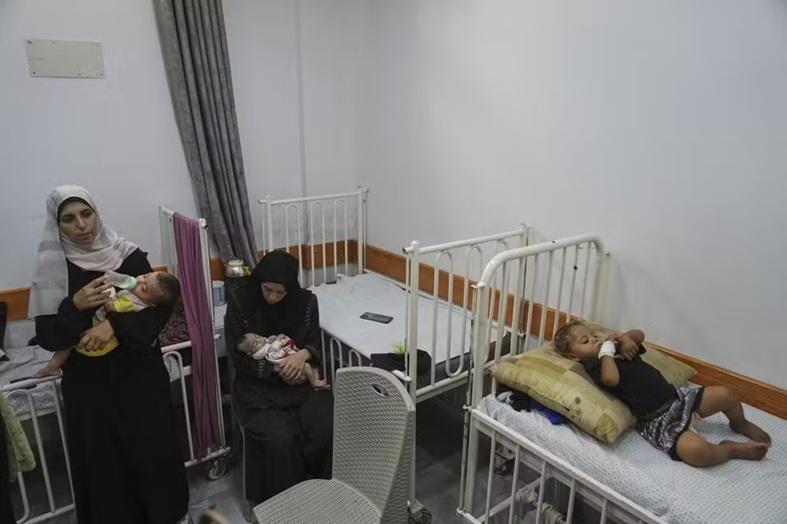 Bebês 'pele e osso' e médicos desmaiando: os relatos da fome nos hospitais de Gaza