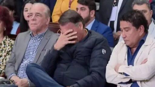 Bolsonaro chora após declaração de Michelle em igreja