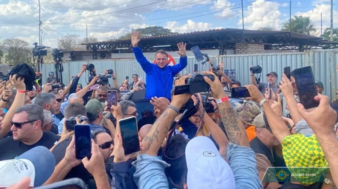 Bolsonaro é enaltecido por apoiadores durante motociata no DF