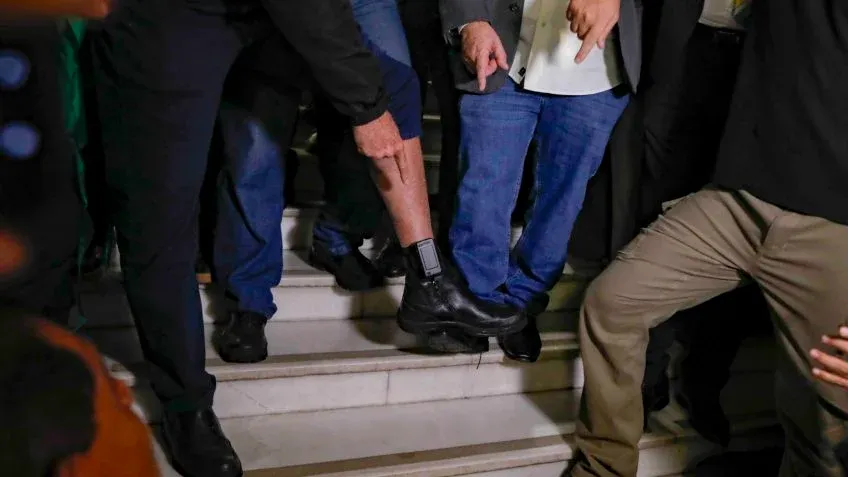 Bolsonaro mostra tornozeleira e diz: “Vale para mim é a lei de Deus”