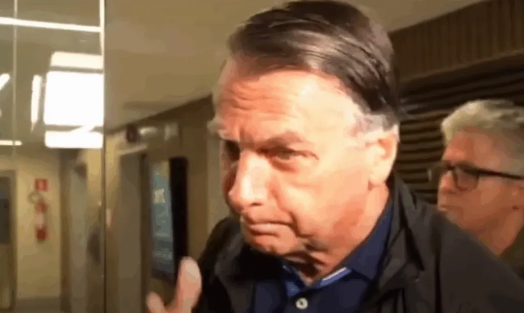 Bolsonaro: “Sendo atacado de tudo e não posso me defender”
