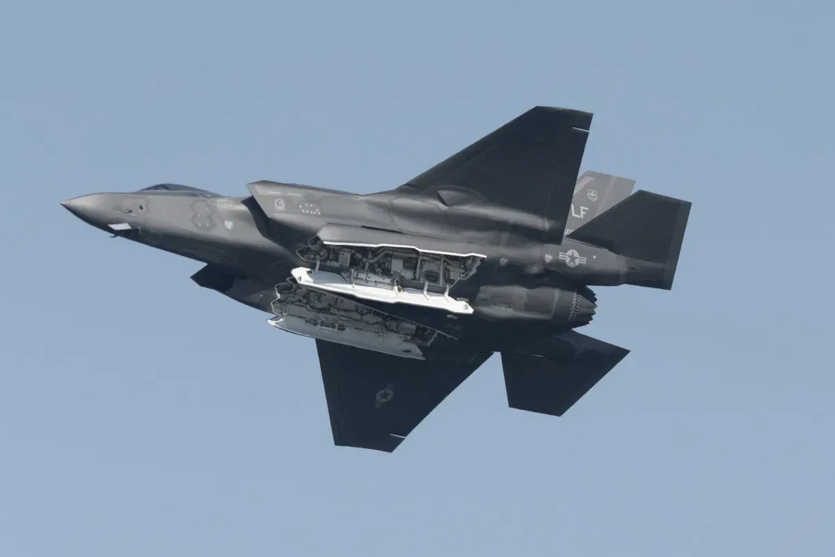 Caça F-35 da Marinha dos EUA cai durante voo; piloto conseguiu ejetar