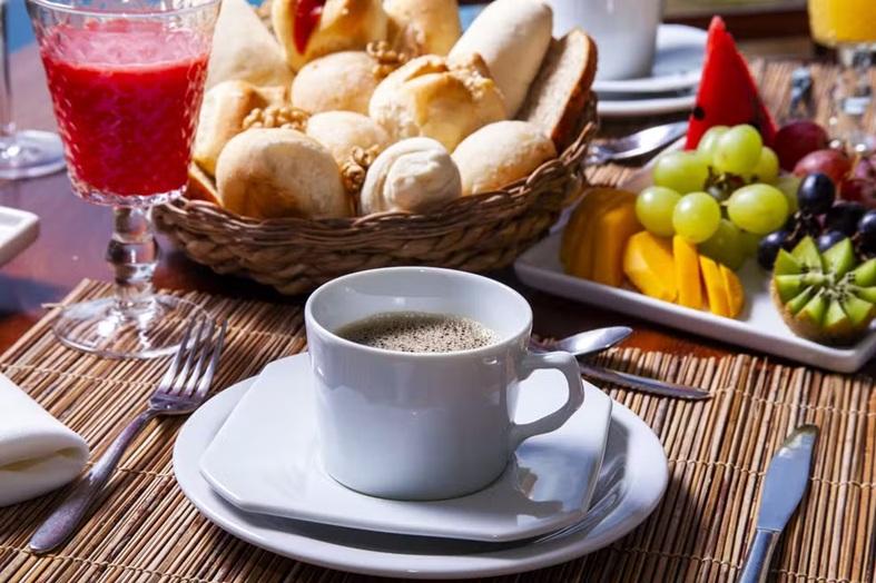Café da manhã e hormônio do estresse: tomar café depois das 9h afeta o corpo? O que diz a ciência sobre jejum matinal e cortisol