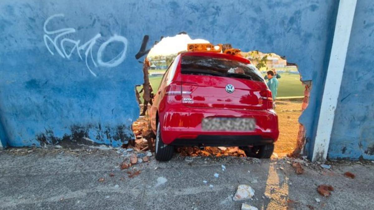 Carro desgovernado perde freio, destrói muro e invade CT do Cruzeiro
