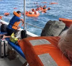 Catamarã fica à deriva após colisão com barco na Baía de Todos-os-Santos