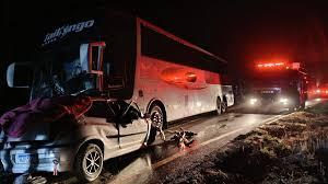 Cinco pessoas morrem após carro bater de frente com ônibus em MG