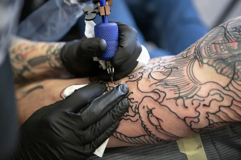 Conselho Federal de Medicina proíbe anestesia para tatuagens