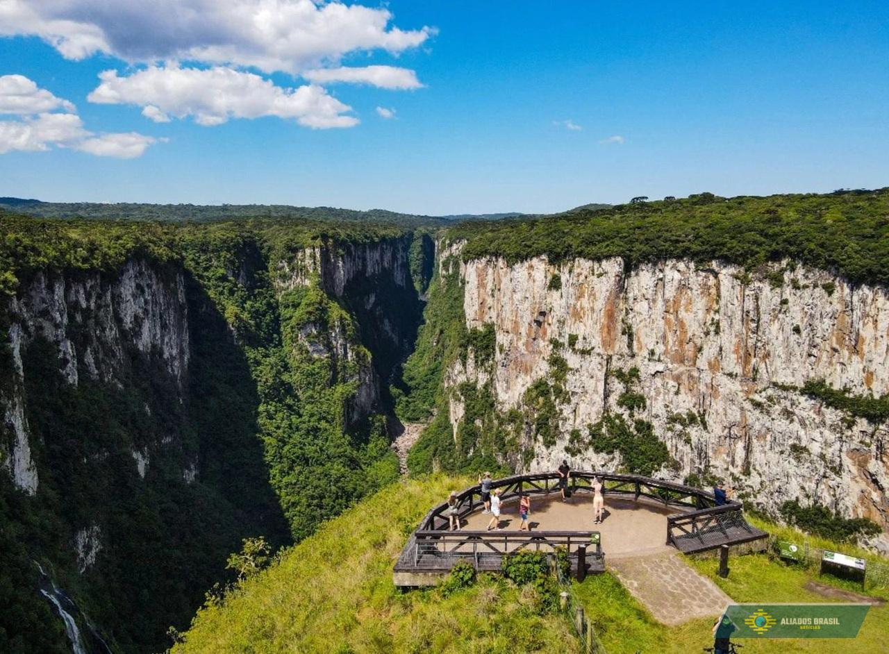 Criança cai em precipício de cânion no RS. Bombeiros fazem buscas no local