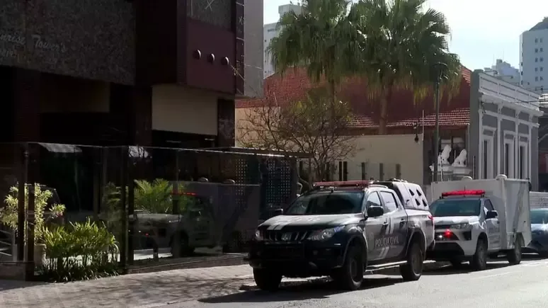 Criança vê sangue escorrendo da parede, polícia é chamada e encontra casal estrangeiro morto em apartamento em Curitiba