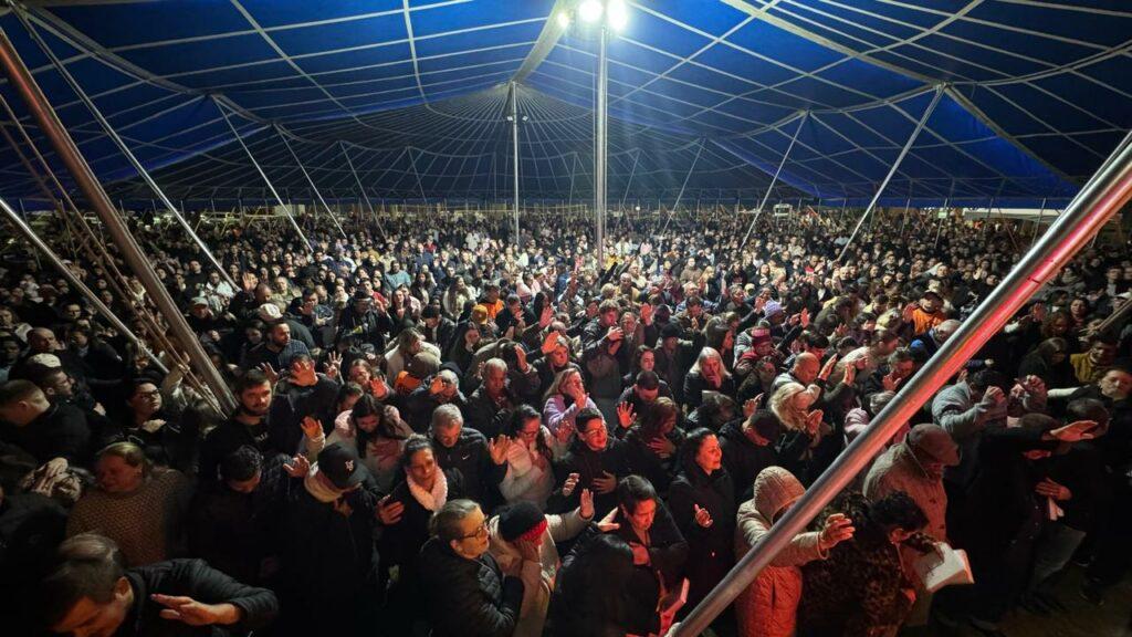 Cruzada Evangelística tem mais de 2 mil pessoas aceitando Jesus