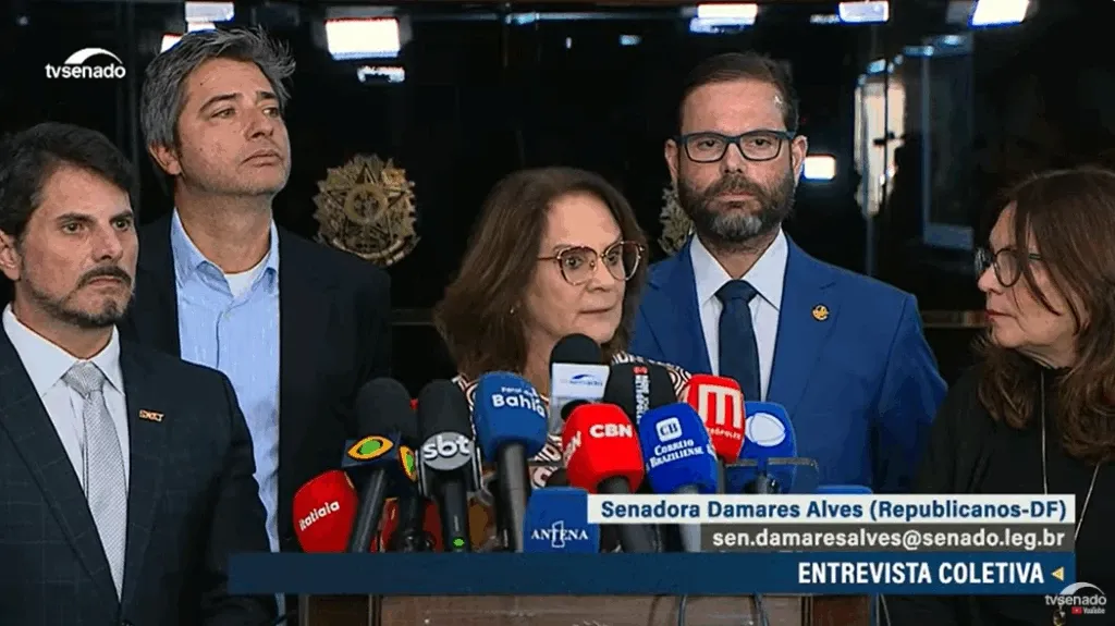 Damares: Michelle foi filmada de pijama por agentes da PF