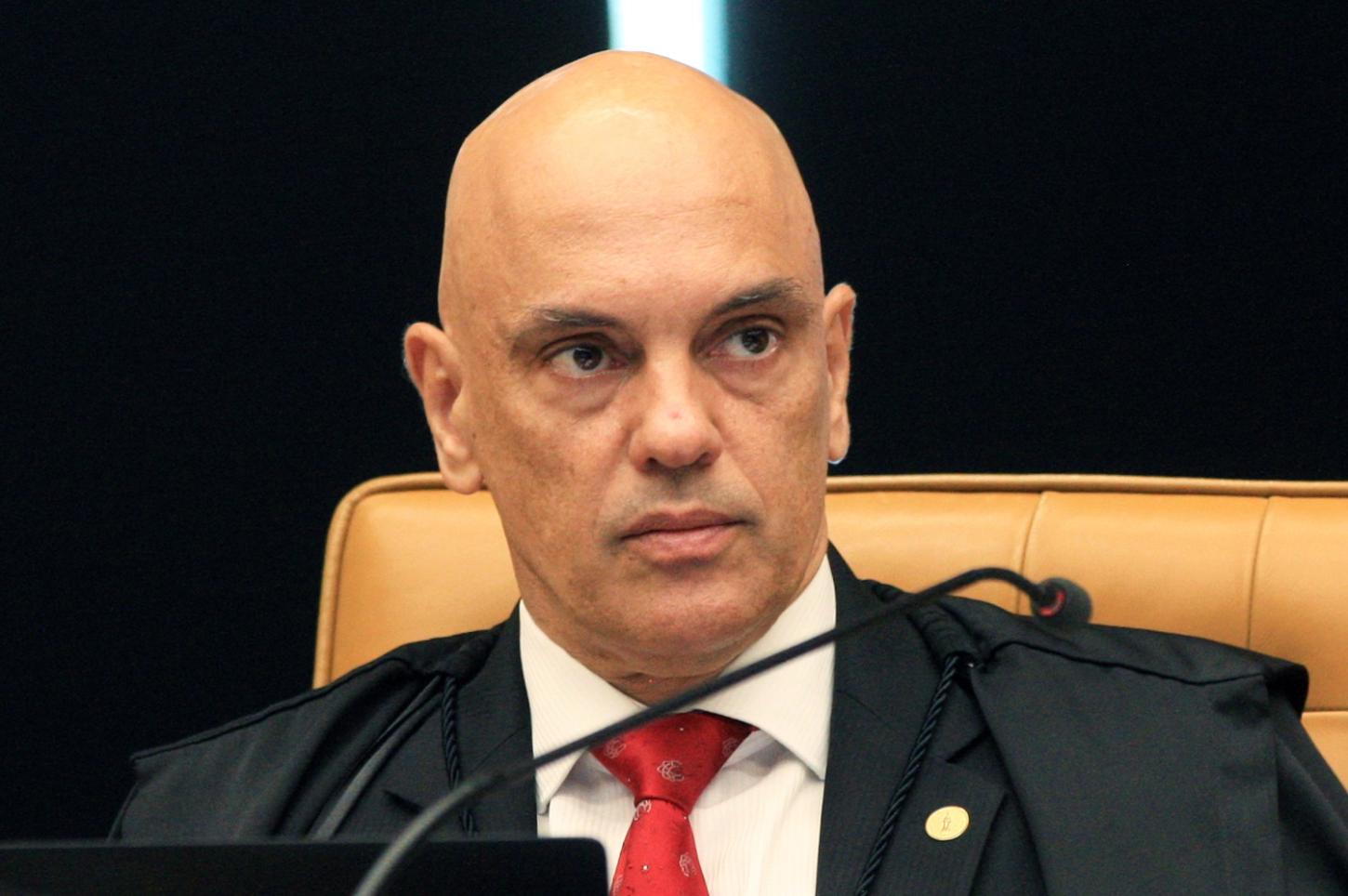 Decisão de Moraes sai no momento em que Bolsonaro seguia para igreja