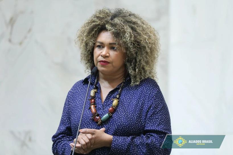 Deputada psolista quer impeachment de Tarcísio por apoio a Bolsonaro