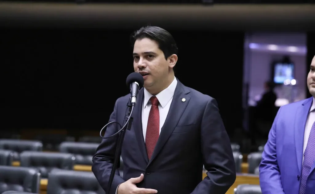Deputado alvo da PF foi expulso do PL por apoiar candidato do PT