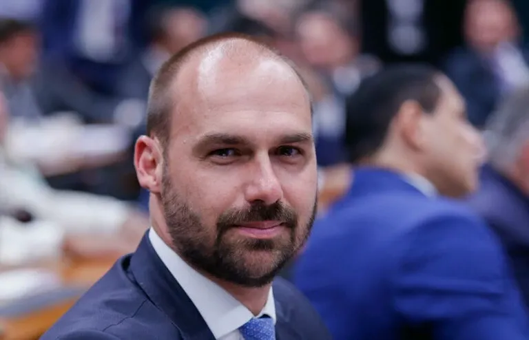 Deputado Eduardo Bolsonaro lidera pesquisa ao Senado em SP