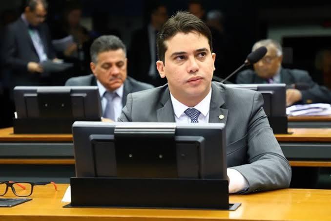 Deputado Júnior Mano é alvo de busca por desvios e fraude em licitação