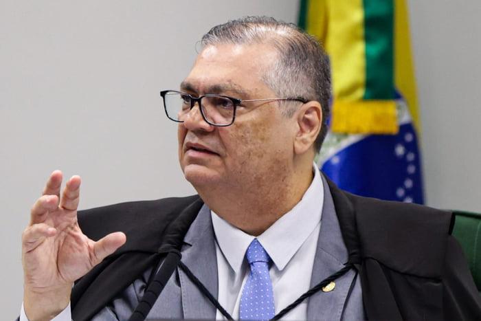 Dino intima AGU e Congresso a explicarem aporte de R$ 53 milhões de parlamentares do DF a associação suspeita