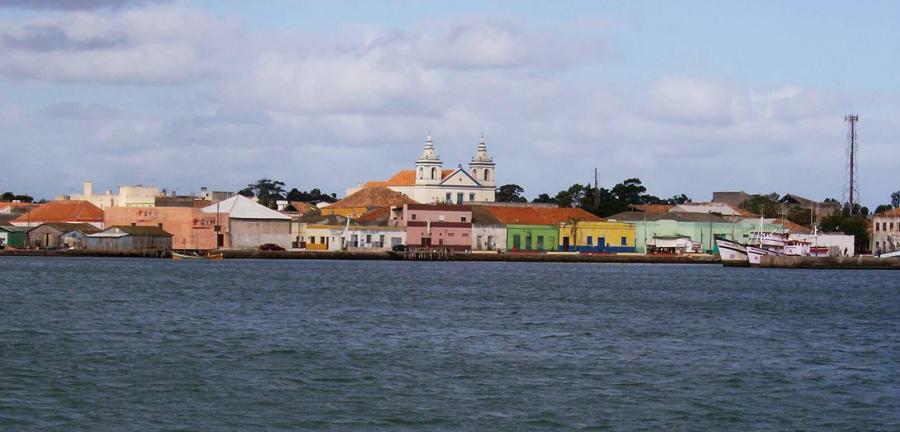 Dois homens morrem e outros dois desaparecem após embarcação naufragar no RS, dizem bombeiros